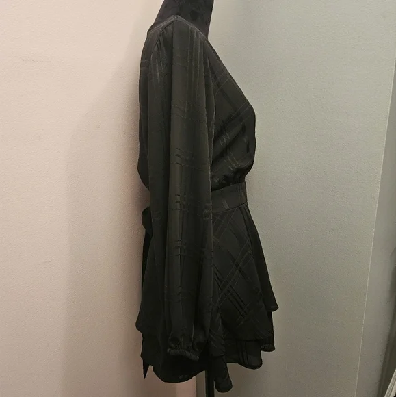 Black Long-Sleeved Wrap Romper - Size Large 😍 - Picture 4 of 8